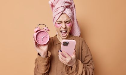 De acordo com especialistas, trocar seu telefone por um despertador pode ajudar você a dormir melhor