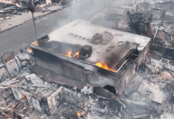 Drone mostra edifícios de Los Angeles em cinzas devido a incêndios florestais