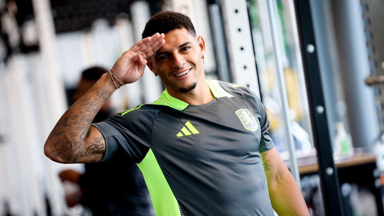 Diego Carlos está de saída do Aston Villa para o Fenerbahçe