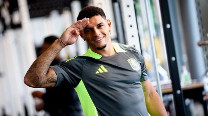 Diego Carlos está de saída do Aston Villa para o Fenerbahçe