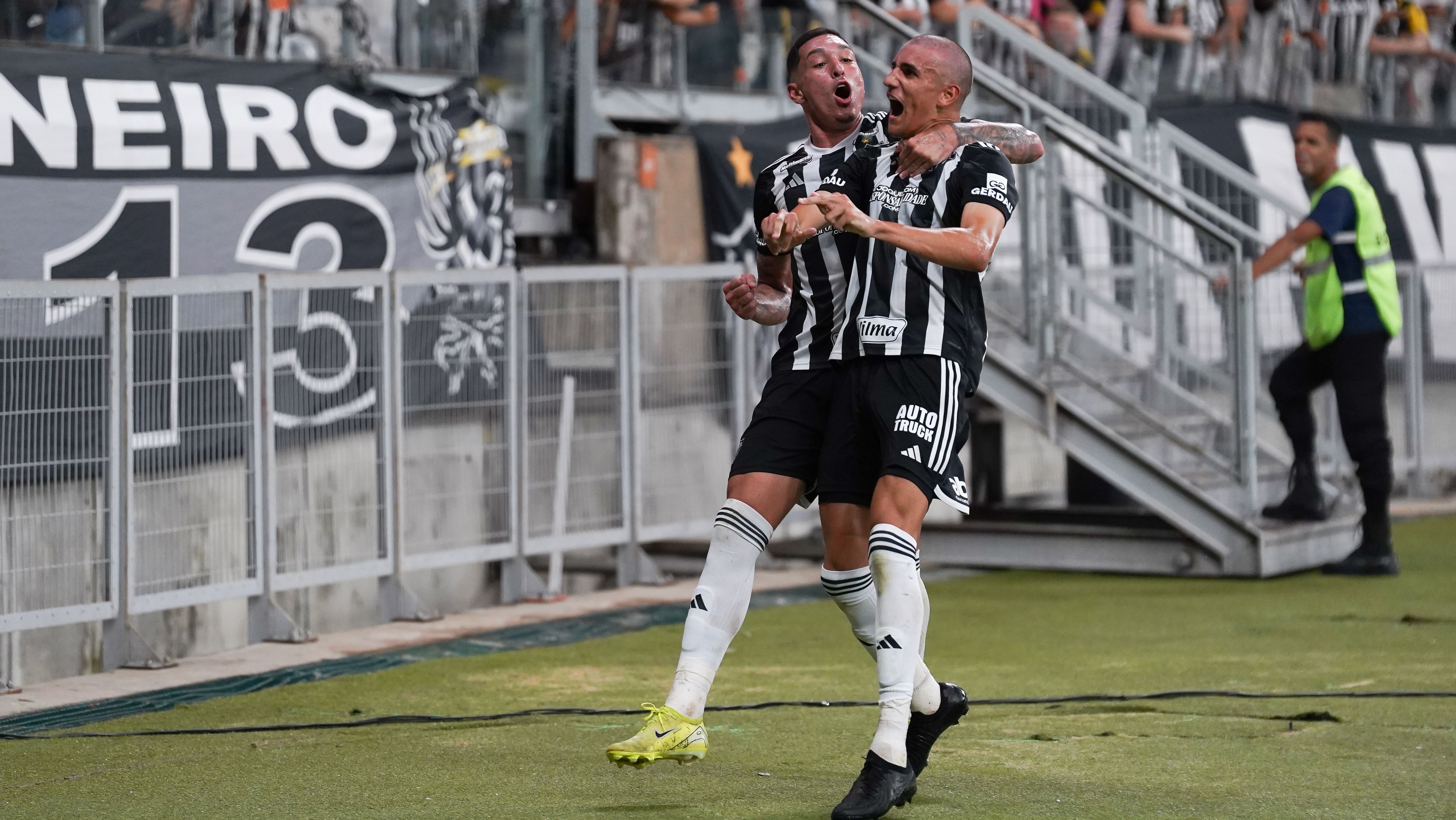 Zagueiro Dudu comemorando o gol de empate sobre o Democrata