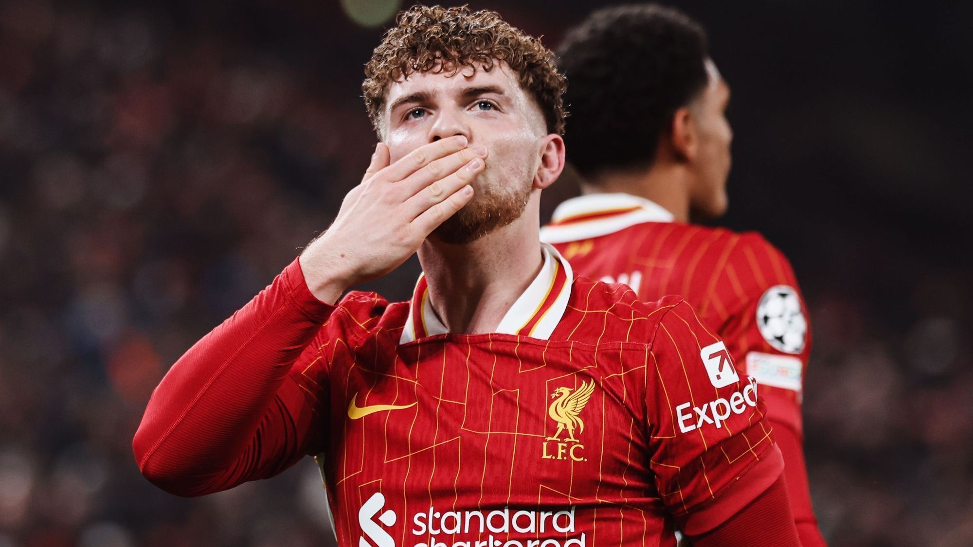 Harvey Elliott comemora o gol da vitória do Liverpool sobre o Lille