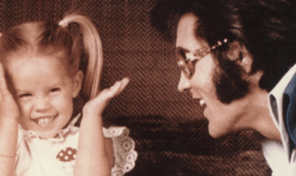 Em livro, Lisa Marie Presley relembra morte do pai: “Gritava como louca”