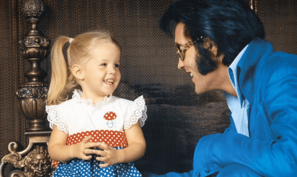 Lisa Marie Presley relembra relação com seu pai, Elvis: "Superligada a ele"