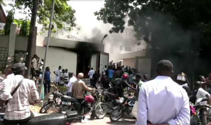 Manifestantes da RD Congo atacam embaixadas na capital em escalada de crise