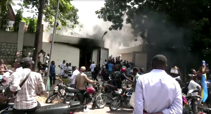Manifestantes da RD Congo atacam embaixada francesa em Kinshasa • Reuters