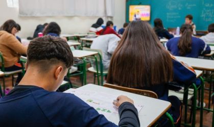Inadimplência em escolas cai mais de 2% em 2024, diz pesquisa