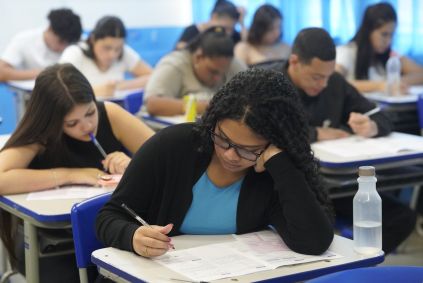 Sala de aula cheia de estudantes enquanto eles realizam uma prova