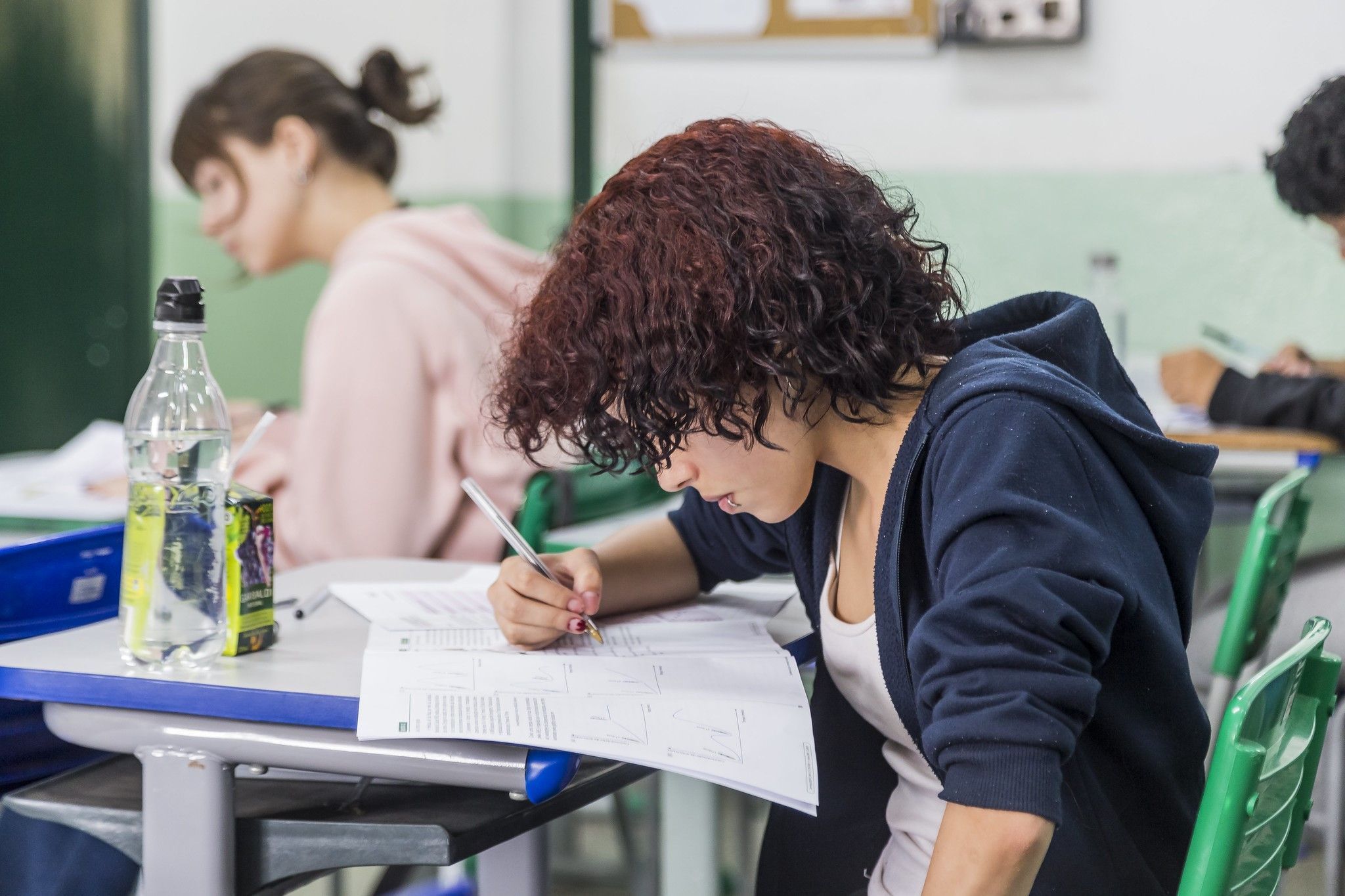 Estudante escrevendo no caderno