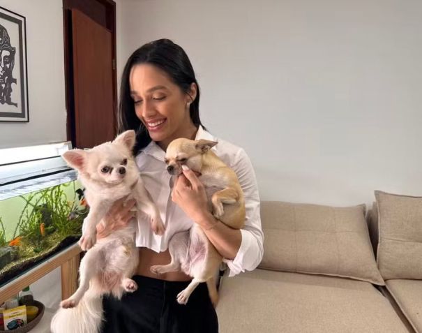 Eva tem dois cães, Tobias e Stela • Reprodução/Gshow/Thaís Mainicke