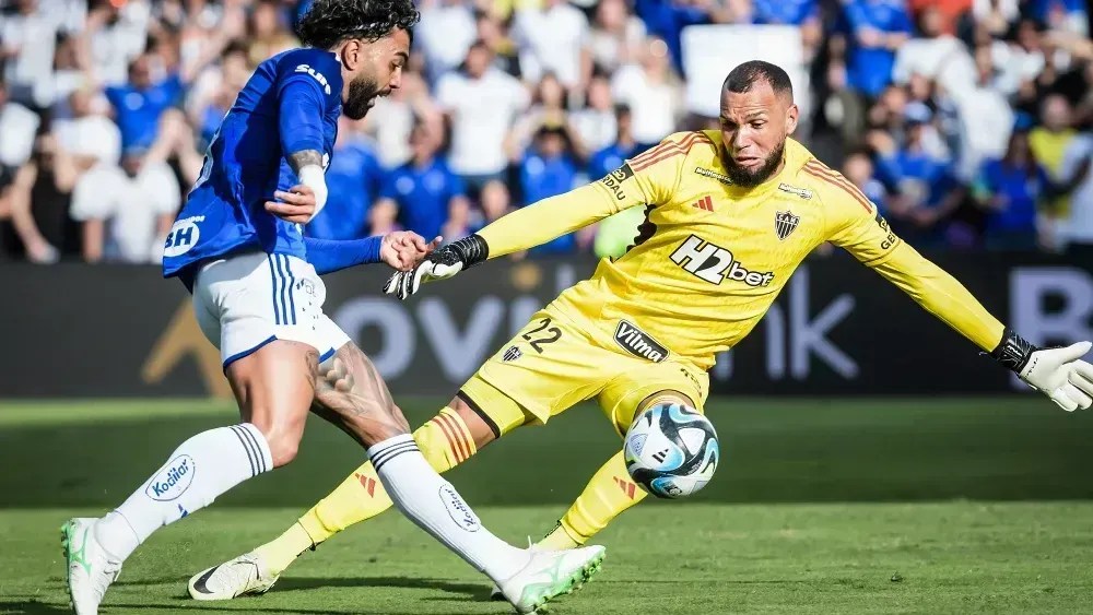 Everson fez duas boas defesas em chutes de Gabigol