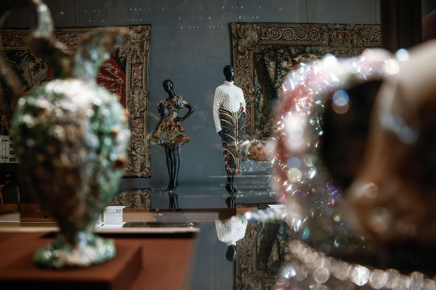 Criações de moda, incluindo um vestido da coleção Primavera-Verão 2010 de Alexander McQueen (à esquerda), em exposição no museu do Louvre • Yoan Valat/EPA-EFE/Shutterstock