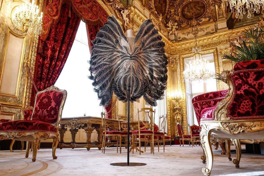 E uma da coleção de Alta Costura Outono-Inverno 2018-2019 da designer holandesa Iris Van Herpen também está em destaque • Yoan Valat/EPA-EFE/Shutterstock