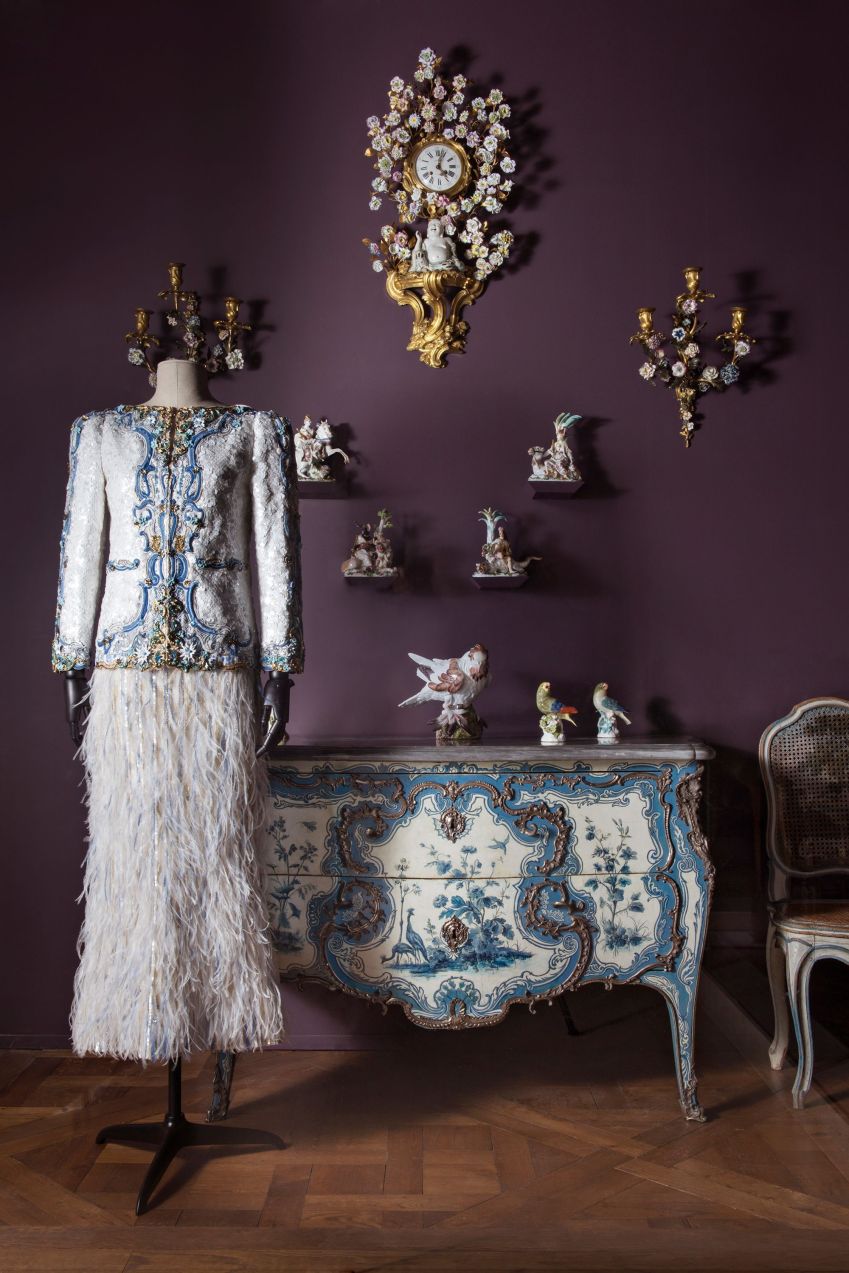 Karl Lagerfeld se inspirou em um armário azul e branco ornamentado • Nicolas Matheus/Museu do Louvre