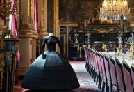 Louvre inaugura primeira exposição de moda com peças de Versace a Dior