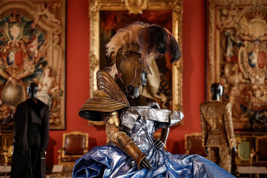 Uma criação da coleção de Alta Costura Outono-Inverno 2006-2007 de John Galliano para Christian Dior está em exposição • Yoan Valat/EPA-EFE/Shutterstock