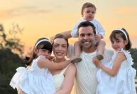 Fabiana Justus posa com a família em seu 1º Réveillon após transplante de medula