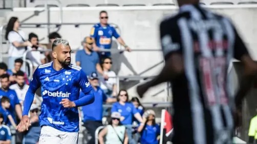 Fabrício Bruno em ação duranteo clássico contra o Atlético-MG
