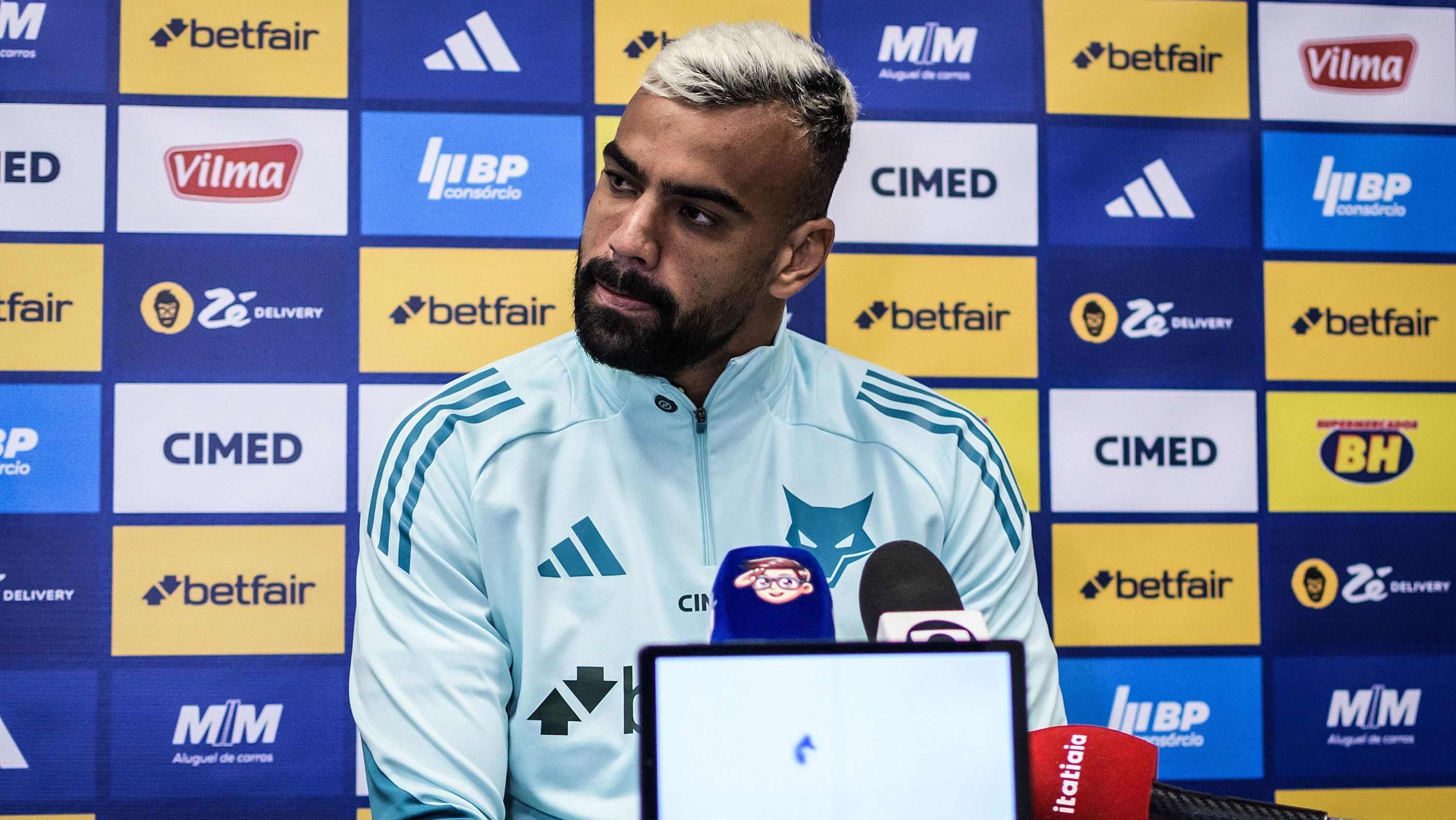 Fabrício Bruno foi apresentado pelo Cruzeiro na Flórida