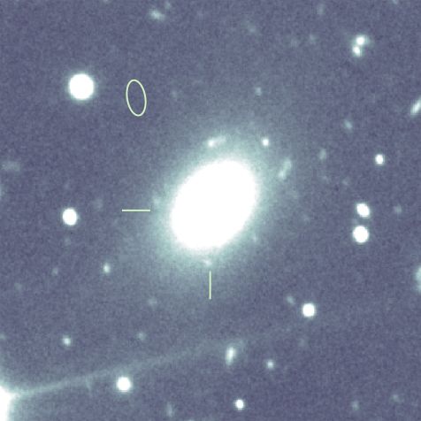 Esta imagem, tirada com um telescópio no Observatório Gemini, no Havaí, mostra a que distância a explosão rápida de rádio (marcada com um oval) está de sua galáxia hospedeira (marcada com uma cruz) • Tarraneh Eftekhari/Northwestern University via CNN Newsource