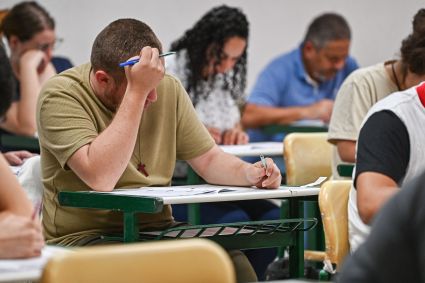 Estudantes realizam a prova do vestibular, todos estão concentrados