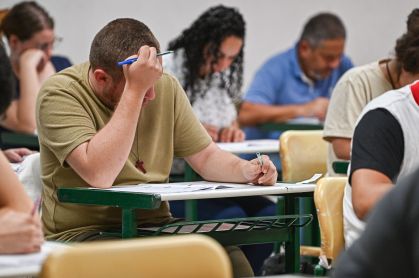 Estudantes realizam a prova do vestibular, todos estão concentrados