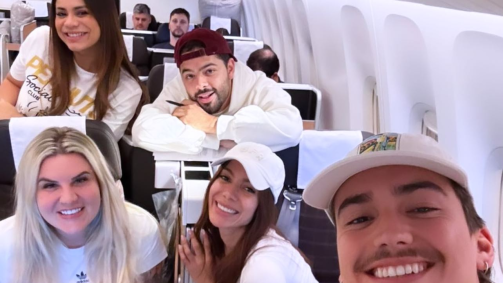 “Vamos ali ser feliz?”, escreveu Anitta na foto com os amigos dentro do avião