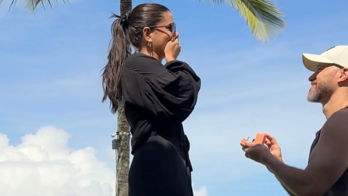 Momento aconteceu na beira da praia, onde seu amado se ajoelhou com o anel na mão, a surpreendendo