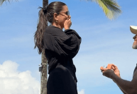 Fernanda Bande é pedida em casamento na beira da praia; veja momento