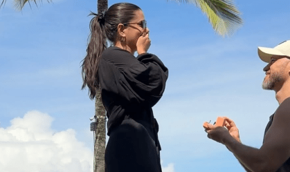 Fernanda Bande é pedida em casamento na beira da praia; veja momento