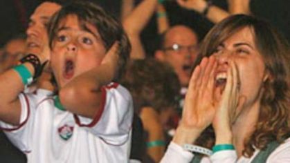 Fernanda Torres ao lado do filho no Maracanã durante a final da Libertadores de 2008