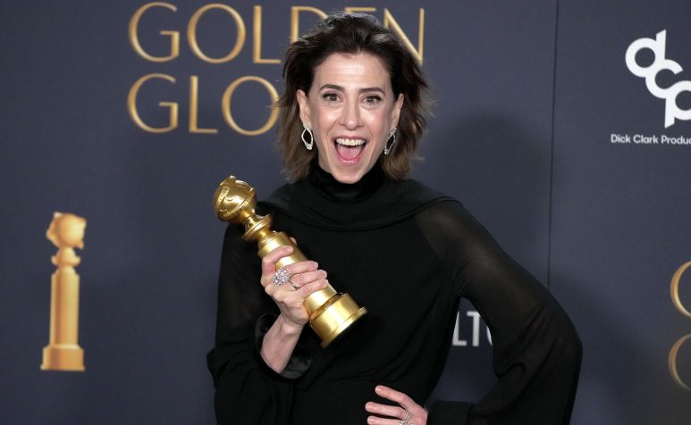 Fernanda Torres posa com o prêmio do Globo de Ouro • Jeff Kravitz/FilmMagic