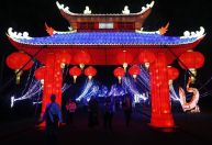 Esculturas chinesas feitas de seda embelezam o Jardim Botânico de São Paulo