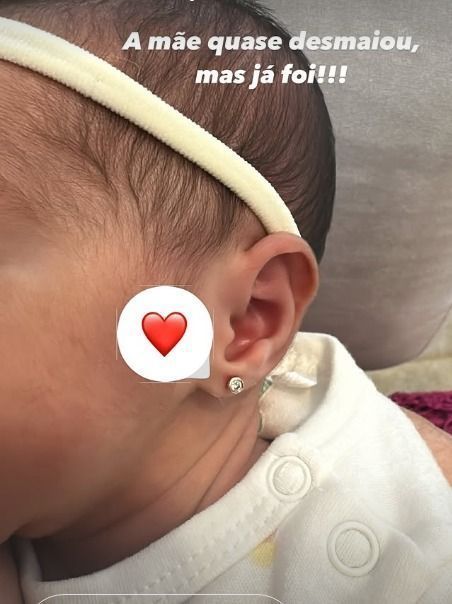 Graciele fura orelha da pequena Clara, fruto de seu relacionamento com Zezé Di Camargo • Instagram / Graciele Lacerda