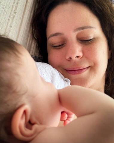 Leandra Leal posa segurando o filho Damião, de apenas 4 meses, no colo • Instagram/ Leandra Leal