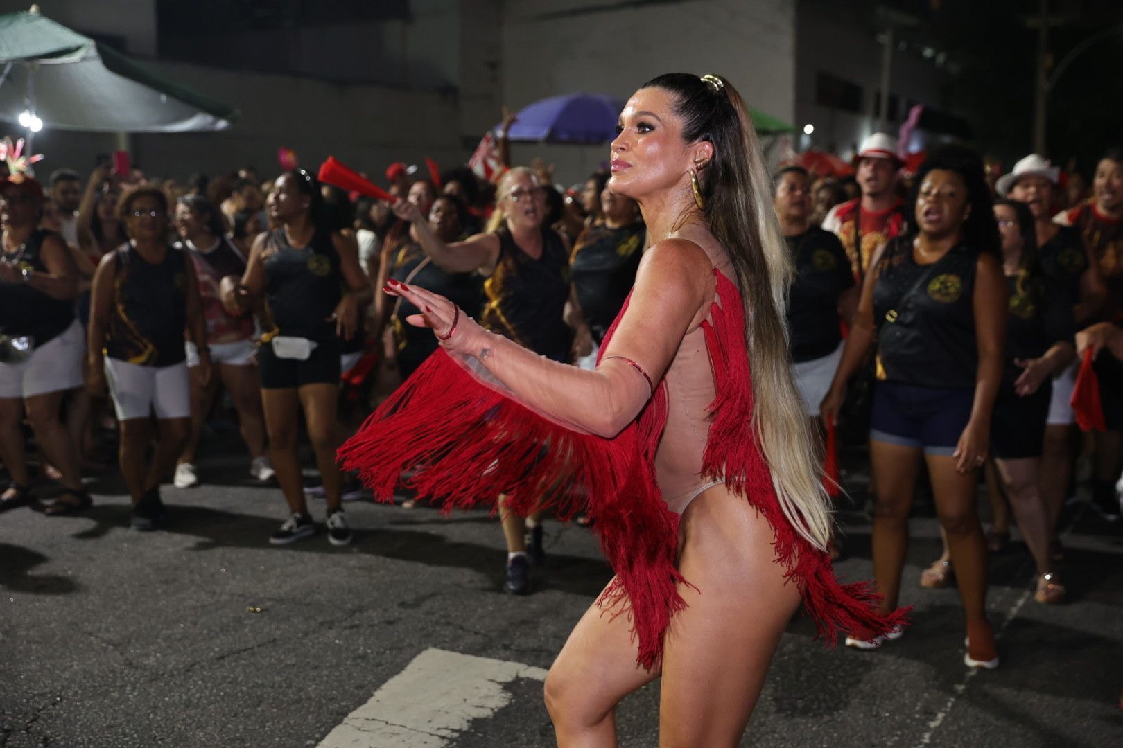 Flávia Alessandra no ensaio de rua do Salgueiro • Anderson Bordê / AgNews