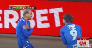 Matheus Pereira comemora gol com Gabigol