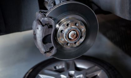 Os carros contam com diferentes tipos de freios que podem variar de acordo com o preço