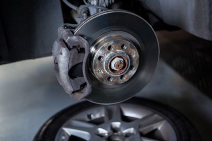 Os carros contam com diferentes tipos de freios que podem variar de acordo com o preço