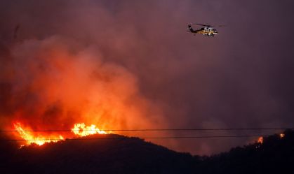 Novo incêndio florestal queima perto do bairro de Bel-Air, em Los Angeles