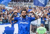 Gabigol, do Cruzeiro, reage a Lewis Hamilton na Ferrari e vibra