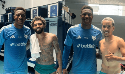 Gabigol e Matheus Pereira são tietados por atletas do sub-20 do Cruzeiro