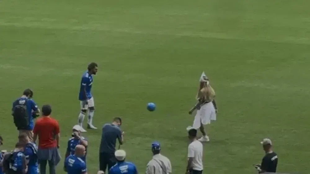 Gabigol e Rafaella foram flagrados jogando uma “altinha” no gramado do Mineirão