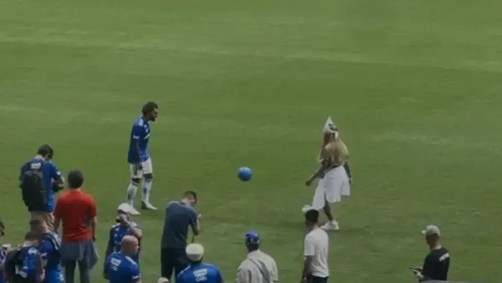 Gabigol e Rafaella foram flagrados jogando uma “altinha” no gramado do Mineirão