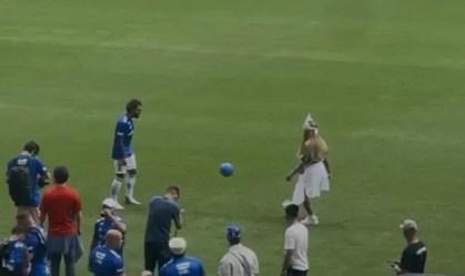 Gabigol e Rafaella foram flagrados jogando uma “altinha” no gramado do Mineirão