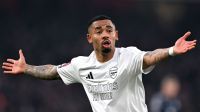 Gabriel Jesus comemora retorno aos gramados pelo Arsenal após 10 meses