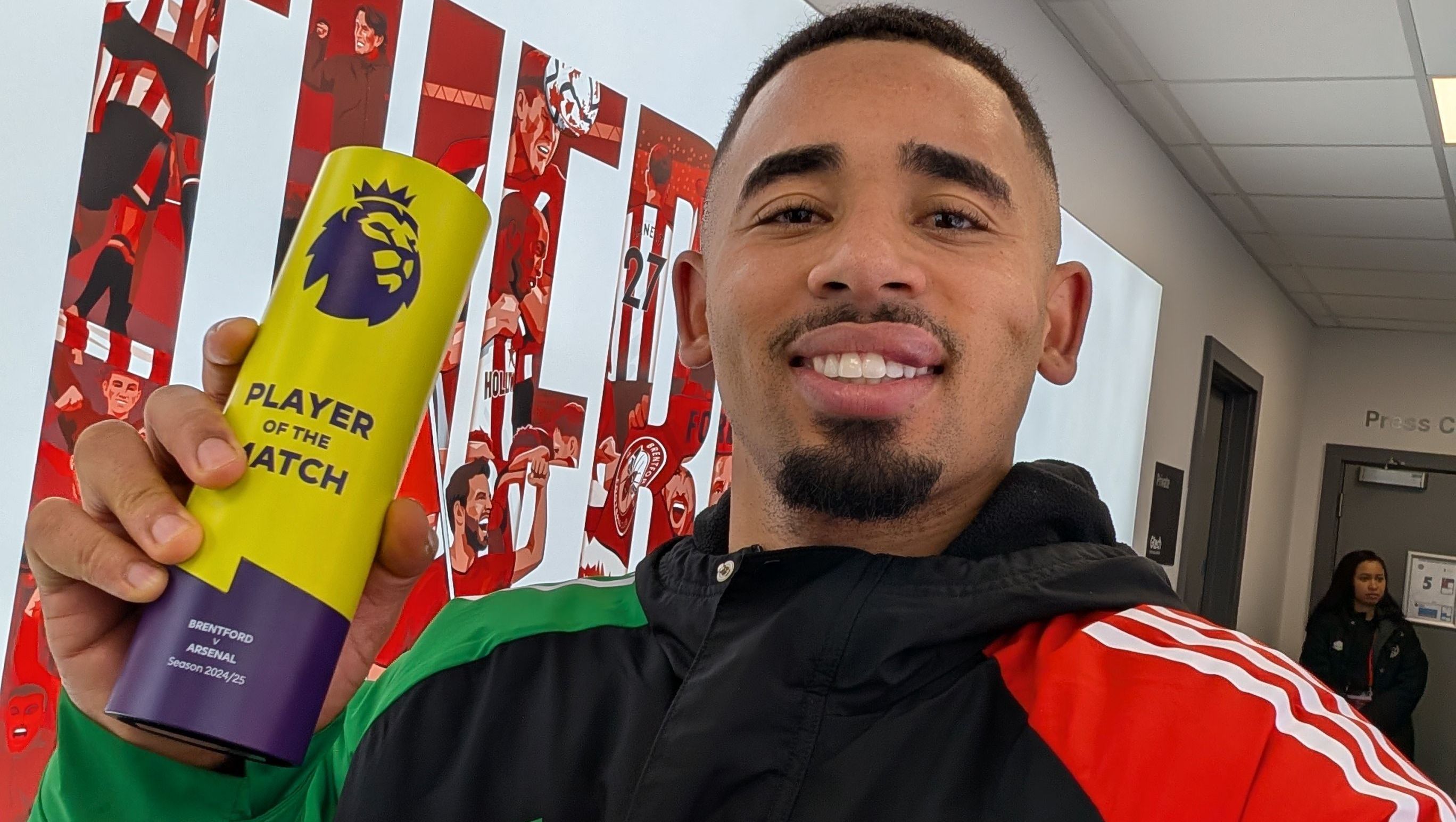 Gabriel Jesus com o troféu de melhor jogador da partida Brentford 1 x 3 Arsenal
