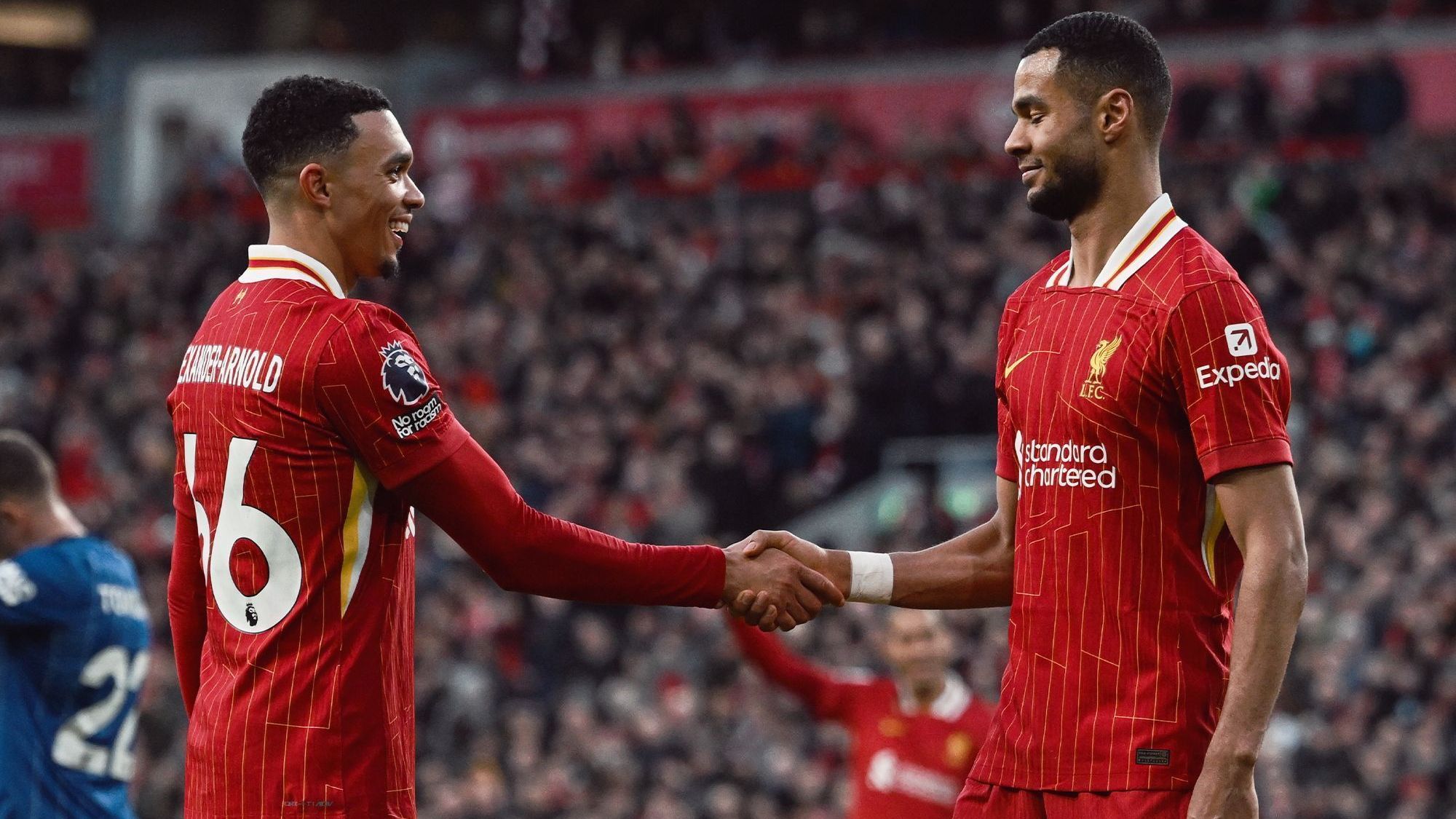 Alexander-Arnold e Gakpo comemoram gol na vitória do Liverpool sobre o Ipswich Town