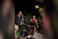 Galvão Bueno mostra talento na bateria em festa de Ano Novo; assista