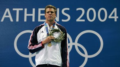 Gary Hall Jr com a medalha de ouro dos 50m na Olimpíada de Atenas 2004
